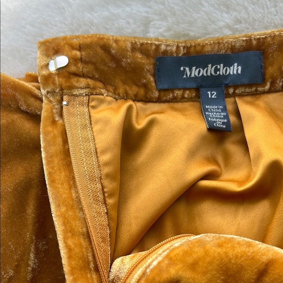 Modcloth Goldenrod Velvet Circle Skater Skirt with Pockets - Picture 4 of 6